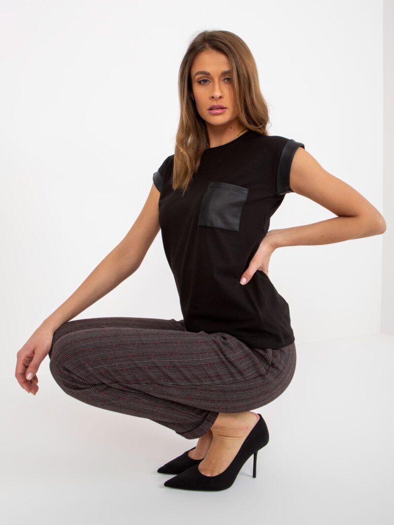 Czarny bawełniany t-shirt z kieszenią - obrazek 2