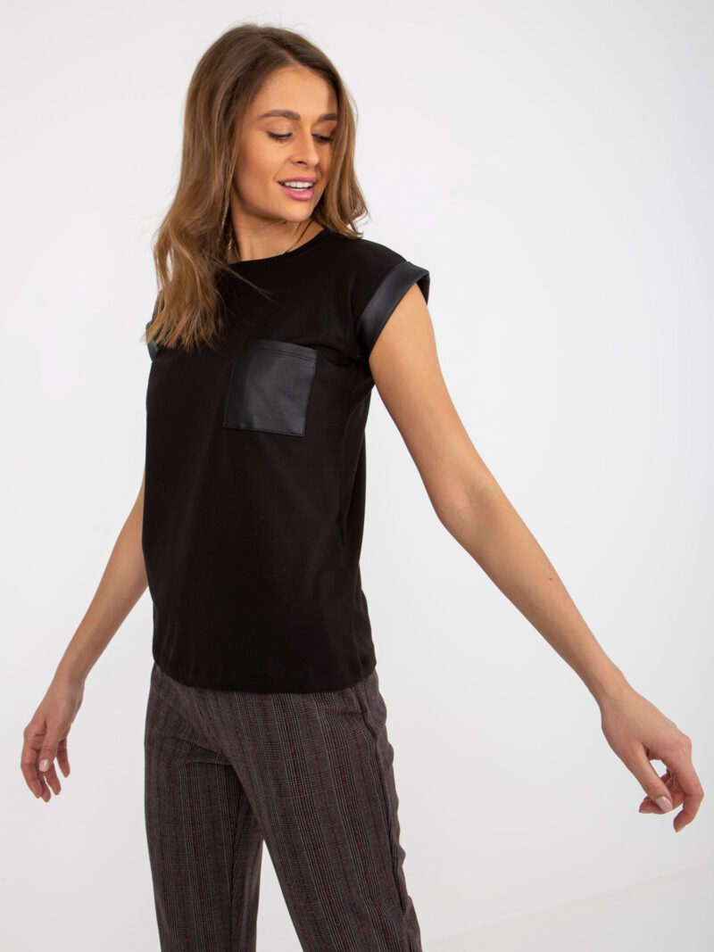 Czarny bawełniany t-shirt z kieszenią - obrazek 6
