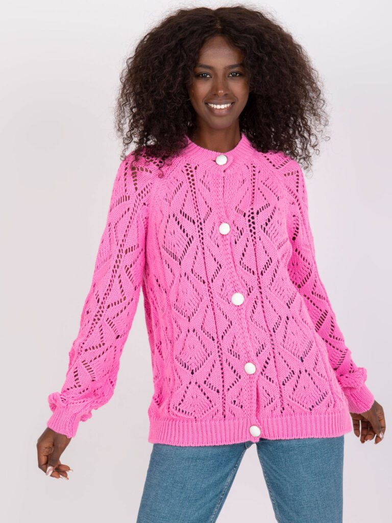 różowy sweter ażurowy