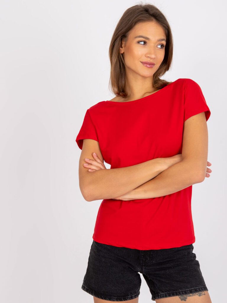 czerwona bluzka z krótkim rękawem