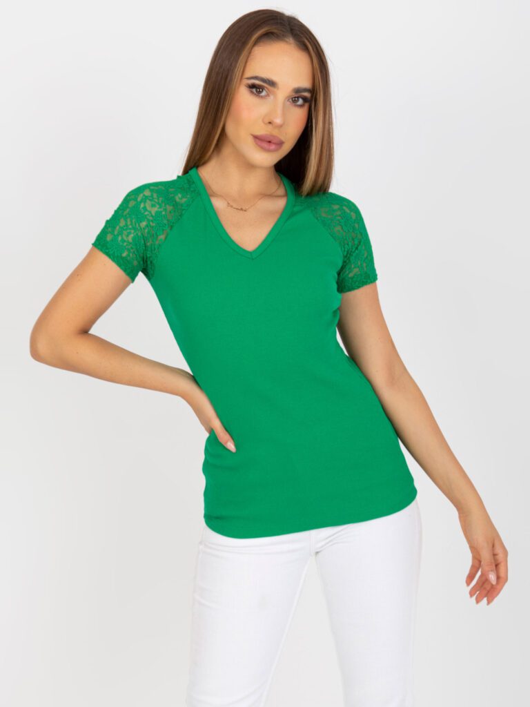 zielona bluzka z krótkim rękawem i koronką