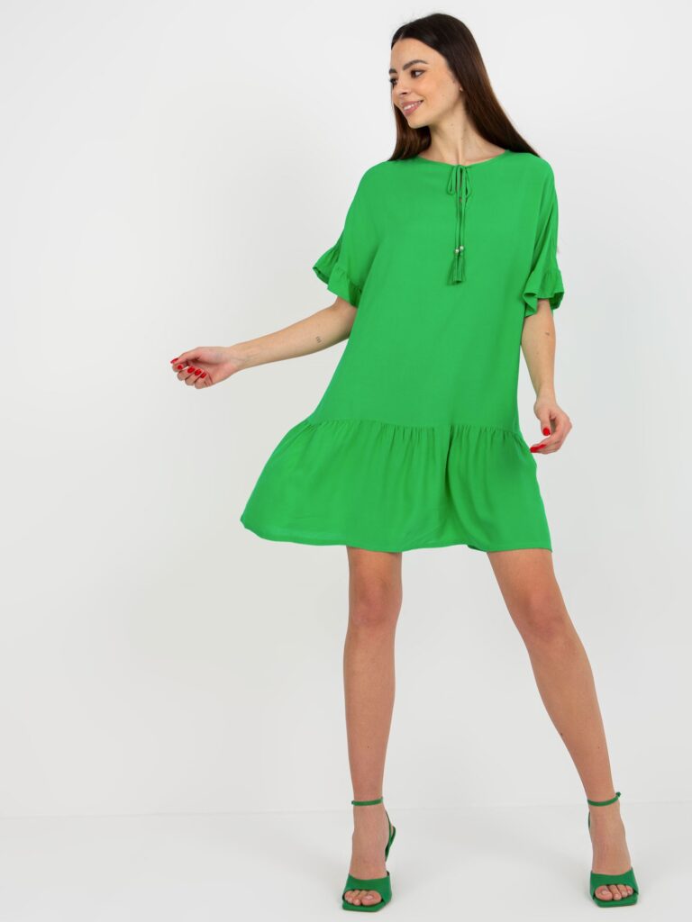 zielona sukienka z falbaną