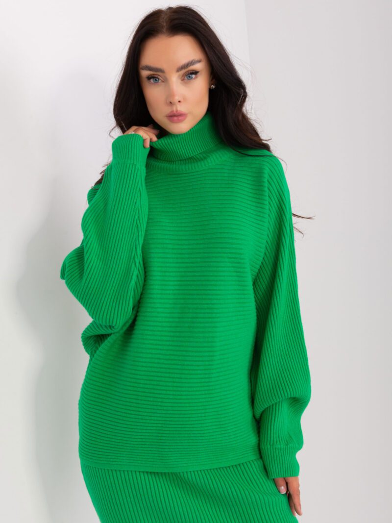 Zielony sweter oversize z golfem i szerokimi rękawami