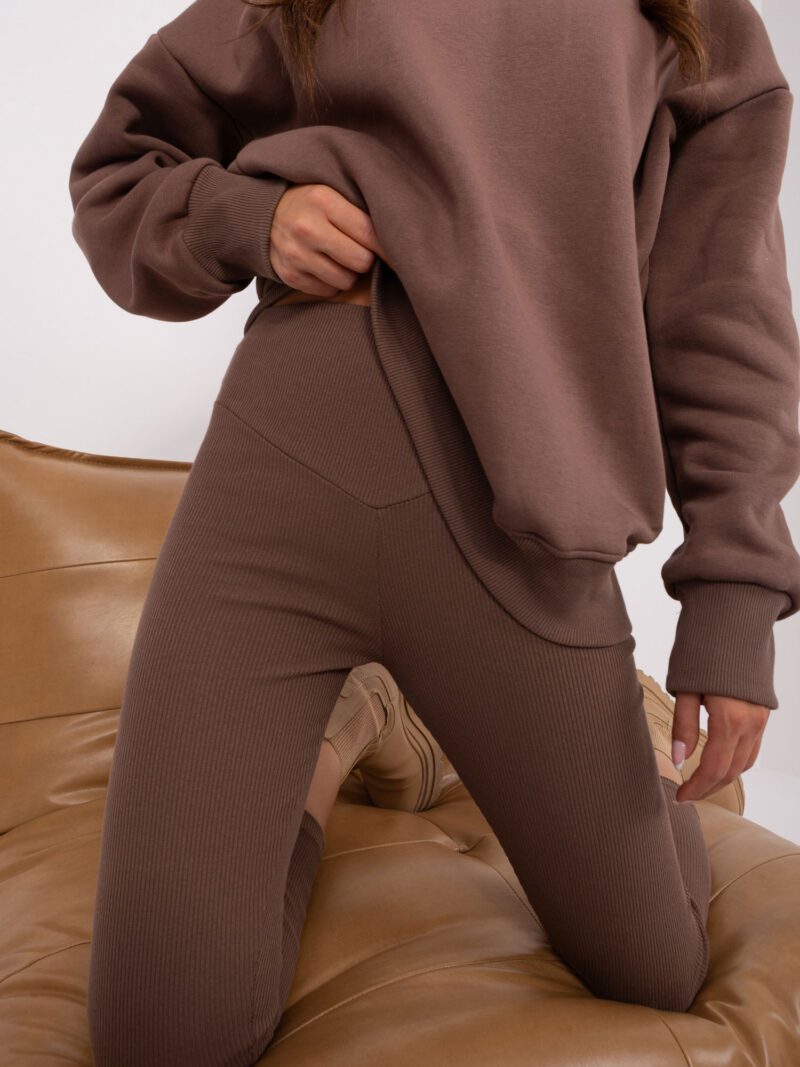 Brązowy komplet damski z bluzą oversize i legginsami - obrazek 4