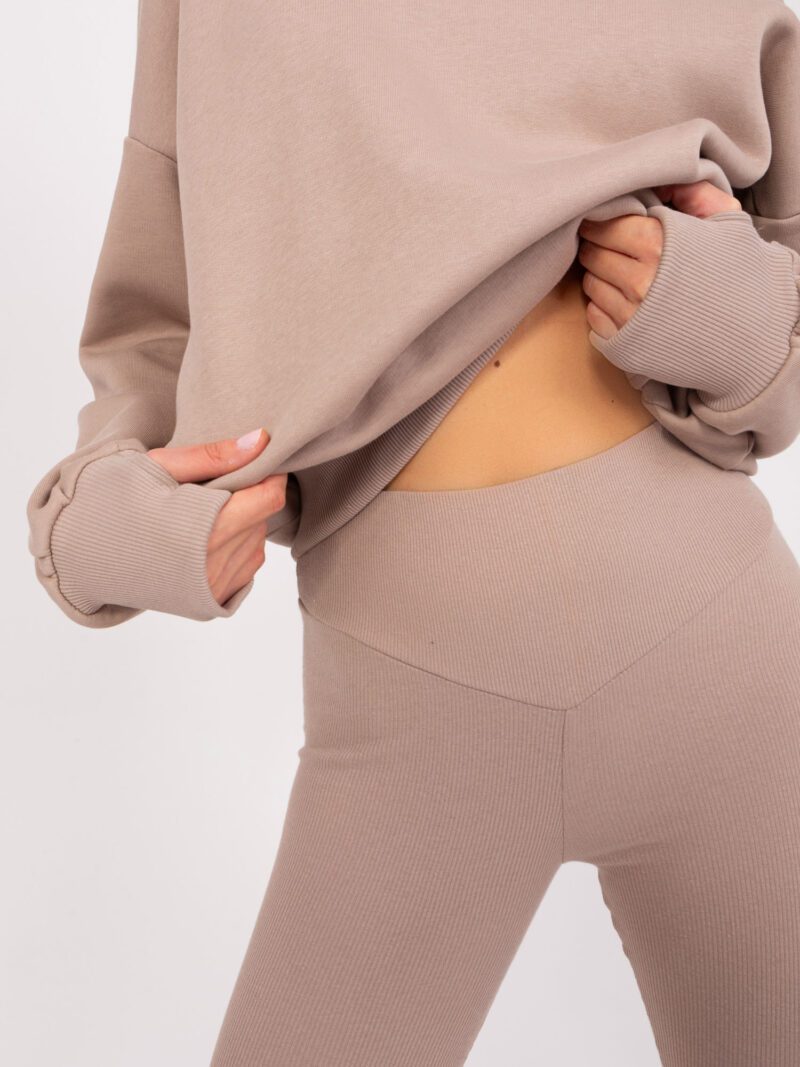 Beżowy komplet damski z bluzą oversize i legginsami - obrazek 4