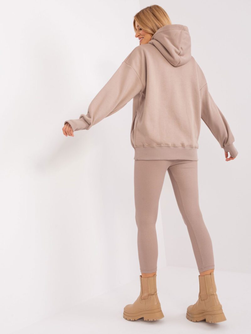 Beżowy komplet damski z bluzą oversize i legginsami - obrazek 6