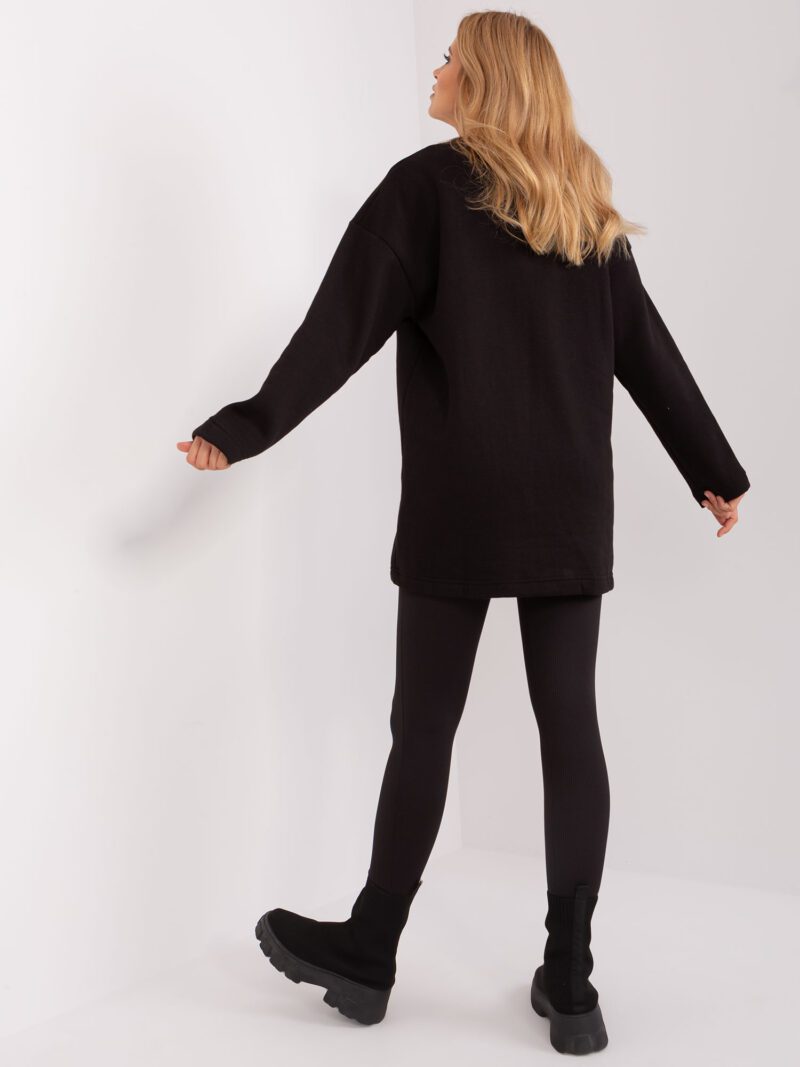 Czarny komplet damski z bluzą oversize i legginsami w prążek - obrazek 3