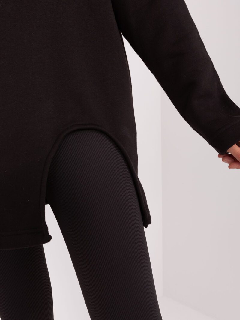Czarny komplet damski z bluzą oversize i legginsami w prążek - obrazek 4