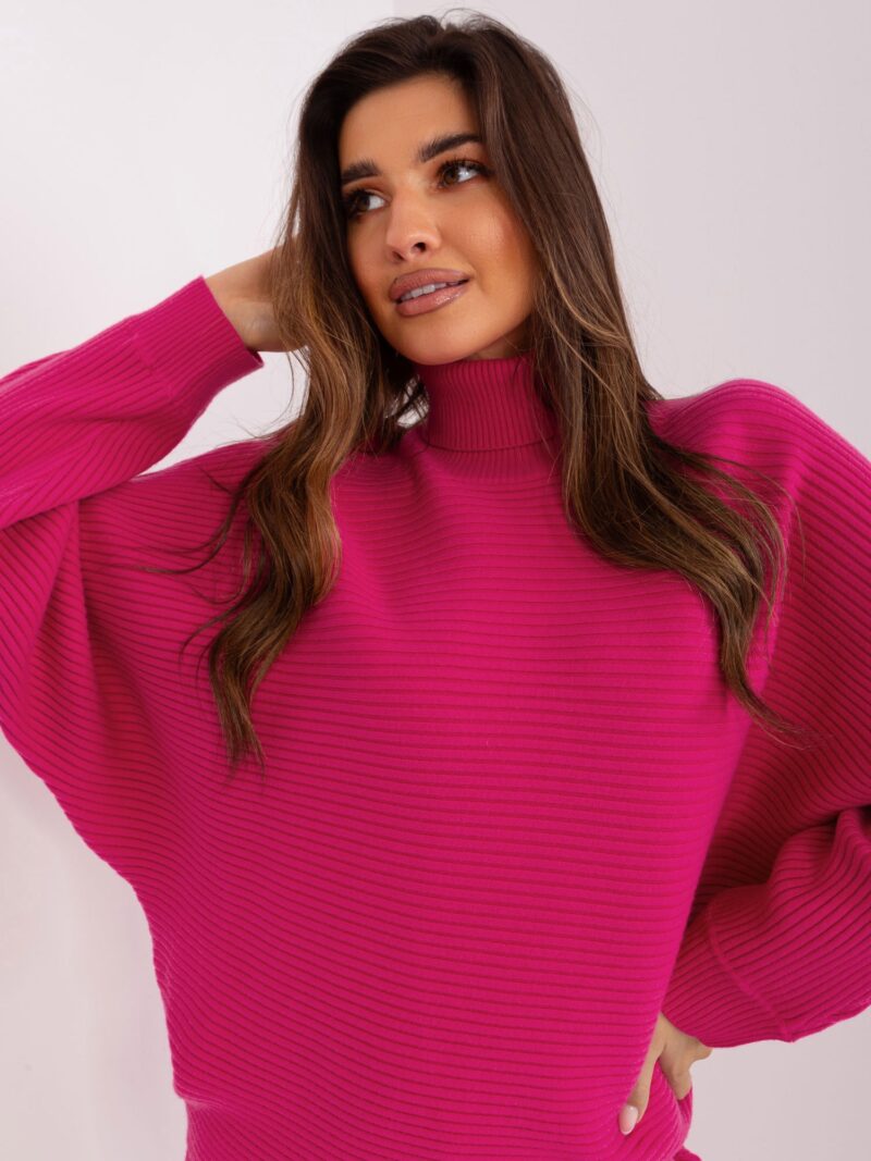 Różowy sweter oversize z golfem i szerokimi rękawami - obrazek 4