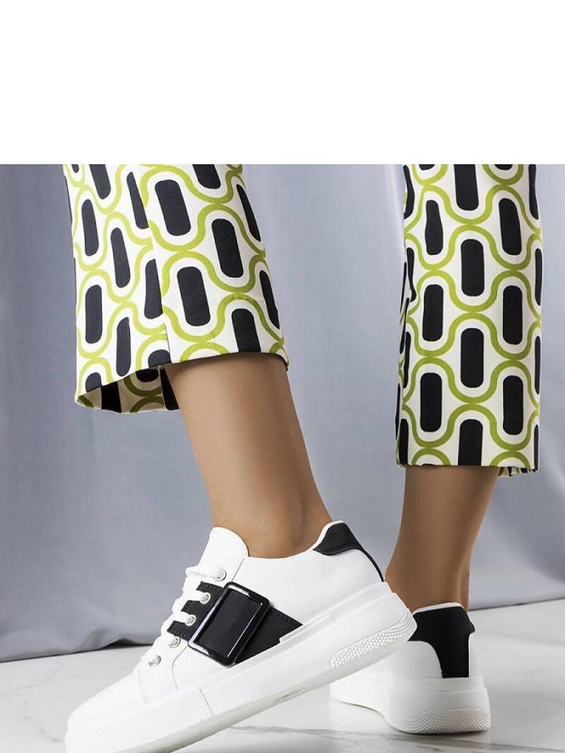 Białe sneakersy zdobione czarną klamerką Erin - Solea - obrazek 3